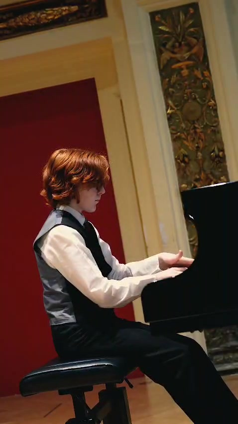 A laureate performing at the gala